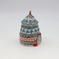 Pojemnik ceramiczny Gnom choinka z pokrywką A523 D62 – ręcznie malowana ceramika bolesławiecka w kształcie gnomka i choinki, dekoracyjny i praktyczny do przechowywania drobiazgów lub słodyczy.