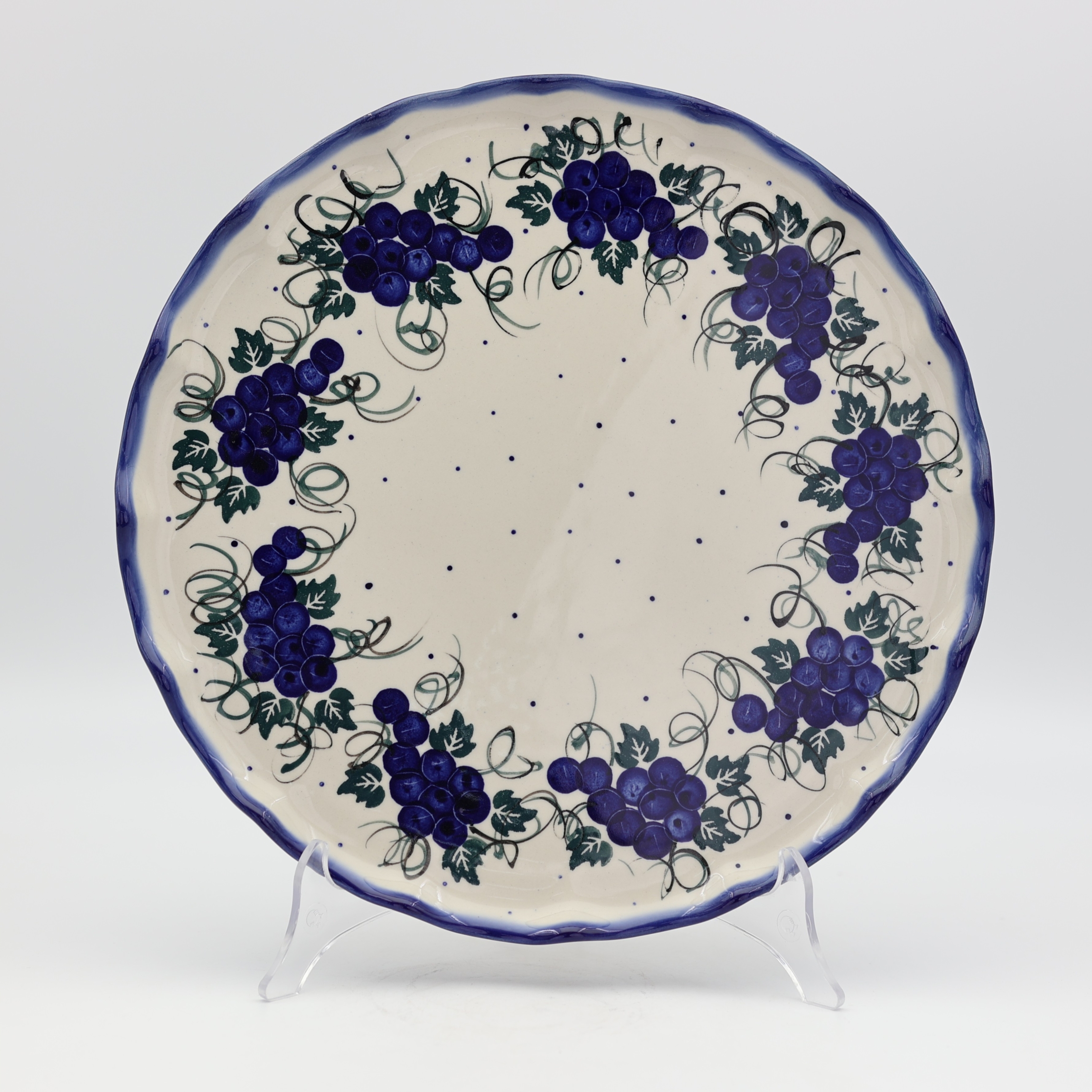Patera ceramiczna FALA 32,5 cm na stole – elegancka ceramika bolesławiecka.