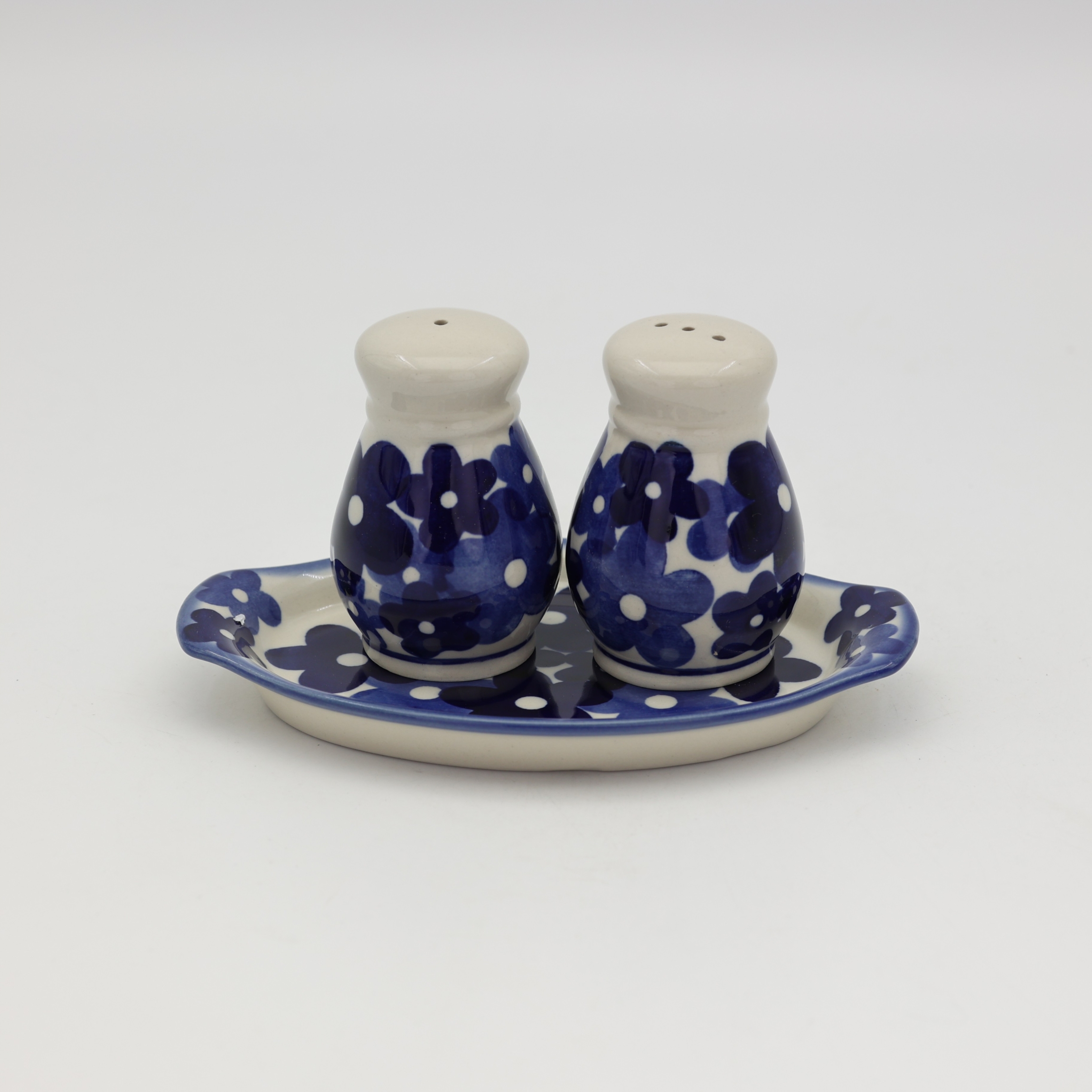 Hand-painted salt and pepper shakers with tray made from traditional Bolesławiec pottery. A stylish set perfect for everyday use and elegant table settings.